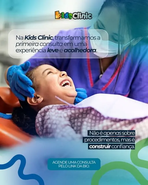 Criança sorrindo durante consulta de odontopediatria na KidsClinic